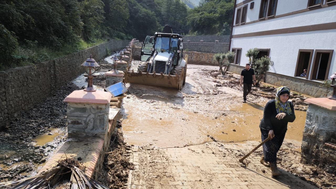 Trabzon ve Giresun’da sel sonrası yollar temizleniyor, hasar tespitine başlandı
